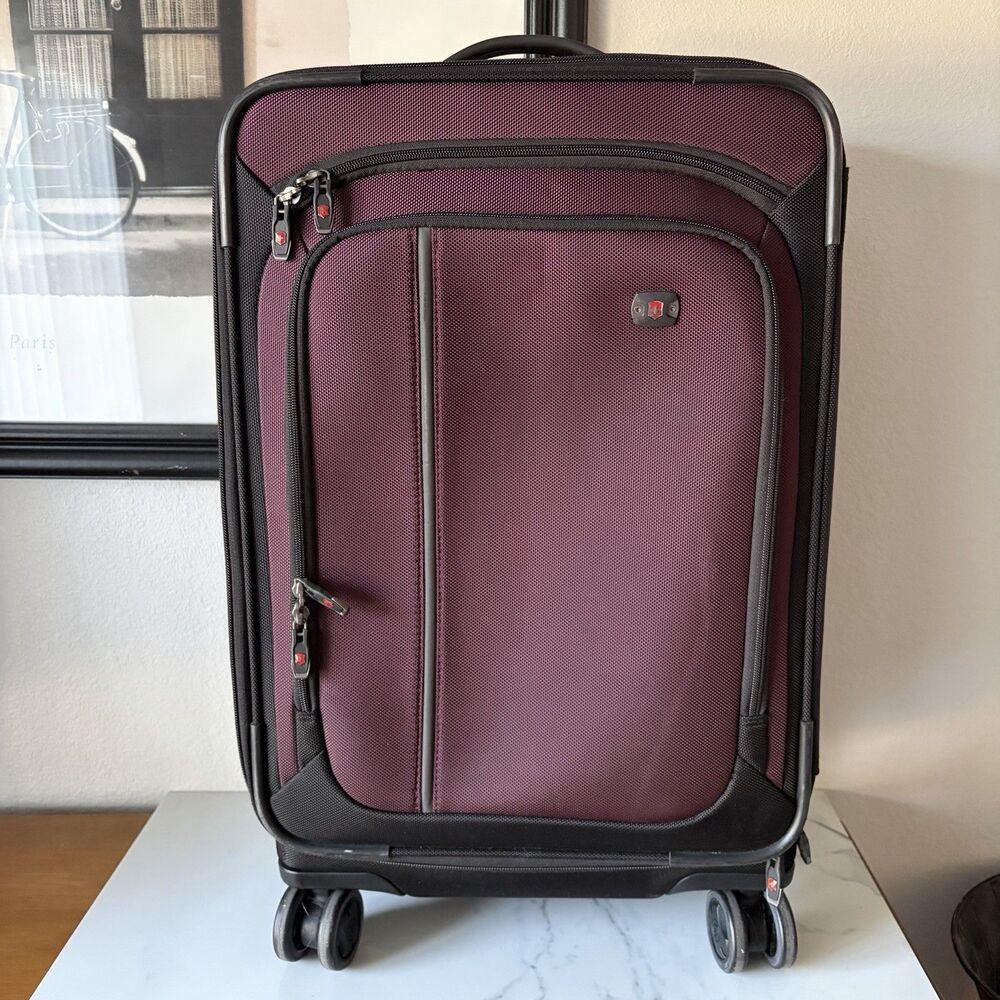 Victorinox Werks Traveler 4.0 22 inch wheeled carry-on bag Burgundy